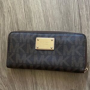 Michael Kors Jet Set Zip Around Wallet – Brown Monogram – Great Condition